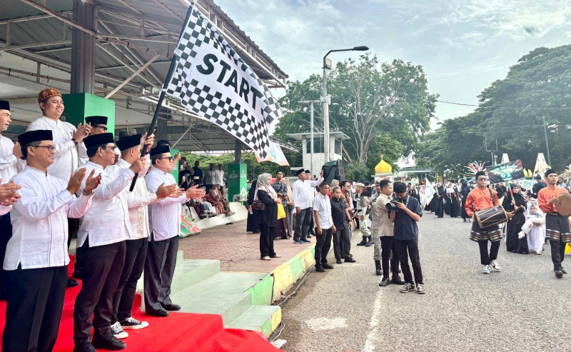 Asisten Administrasi Umum Sekda Aceh, Drs. Muhammad Diwarsyah, M.Si mewakili Gubernur memberikan sambutan serta melepas peserta Pawai Tahun Baru Islam 1447 H di Lapangan Blangpadang, Banda Aceh, Minggu, (3/8/2025). Foto Humas Aceh