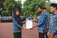 Gubernur Aceh Muzakir Manaf didampingi Sekda Aceh dan Sejumlah Kepala SKPA Menyerahkan SK PPPK secara simbolis pada Apel Pagi Setda Aceh, dihalaman Kantor Gubernur Aceh, Senin (4/8/2025)