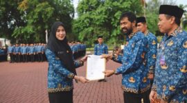 Gubernur Aceh Muzakir Manaf didampingi Sekda Aceh dan Sejumlah Kepala SKPA Menyerahkan SK PPPK secara simbolis pada Apel Pagi Setda Aceh, dihalaman Kantor Gubernur Aceh, Senin (4/8/2025)