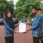 Gubernur Aceh Muzakir Manaf didampingi Sekda Aceh dan Sejumlah Kepala SKPA Menyerahkan SK PPPK secara simbolis pada Apel Pagi Setda Aceh, dihalaman Kantor Gubernur Aceh, Senin (4/8/2025)