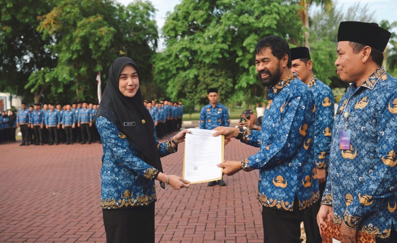 Gubernur Aceh Muzakir Manaf didampingi Sekda Aceh dan Sejumlah Kepala SKPA Menyerahkan SK PPPK secara simbolis pada Apel Pagi Setda Aceh, dihalaman Kantor Gubernur Aceh, Senin (4/8/2025)