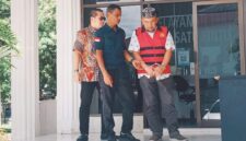 Petugas dari Kejaksaan membawa eks Kadisdik Aceh Rachmat Fitri yang terlibat kasus korupsi Wastafel saat di bawa ke LP Kelas IIA Banda Aceh  Lambaro, Jumat (8/8/2025).