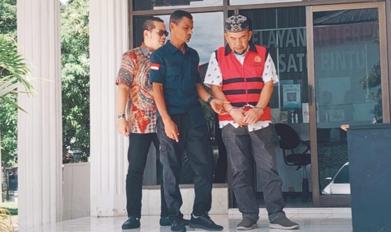 Petugas dari Kejaksaan membawa eks Kadisdik Aceh Rachmat Fitri yang terlibat kasus korupsi Wastafel saat di bawa ke LP Kelas IIA Banda Aceh  Lambaro, Jumat (8/8/2025).