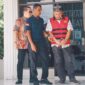 Petugas dari Kejaksaan membawa eks Kadisdik Aceh Rachmat Fitri yang terlibat kasus korupsi Wastafel saat di bawa ke LP Kelas IIA Banda Aceh  Lambaro, Jumat (8/8/2025).