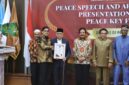 Wakil Presiden ke-10 dan ke-12 RI, Muhammad Jusuf Kalla, dr. Zaini Abdullah dan Sofyan Jalil menerima penghargaan Peace Award dari Universitas Islam Negeri (UIN) Ar-Raniry, Banda Aceh, Kamis (14/8/2025).
