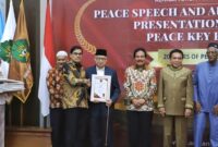 Wakil Presiden ke-10 dan ke-12 RI, Muhammad Jusuf Kalla, dr. Zaini Abdullah dan Sofyan Jalil menerima penghargaan Peace Award dari Universitas Islam Negeri (UIN) Ar-Raniry, Banda Aceh, Kamis (14/8/2025).
