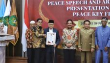 Wakil Presiden ke-10 dan ke-12 RI, Muhammad Jusuf Kalla, dr. Zaini Abdullah dan Sofyan Jalil menerima penghargaan Peace Award dari Universitas Islam Negeri (UIN) Ar-Raniry, Banda Aceh, Kamis (14/8/2025).