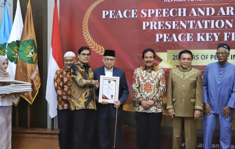 Wakil Presiden ke-10 dan ke-12 RI, Muhammad Jusuf Kalla, dr. Zaini Abdullah dan Sofyan Jalil menerima penghargaan Peace Award dari Universitas Islam Negeri (UIN) Ar-Raniry, Banda Aceh, Kamis (14/8/2025).