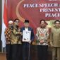 Wakil Presiden ke-10 dan ke-12 RI, Muhammad Jusuf Kalla, dr. Zaini Abdullah dan Sofyan Jalil menerima penghargaan Peace Award dari Universitas Islam Negeri (UIN) Ar-Raniry, Banda Aceh, Kamis (14/8/2025).