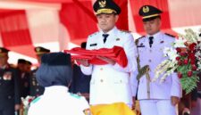 Wakil Gubernur Aceh, Fadhlullah, SE, di dampingi istri & forkopimda Aceh menjadi inspektur upacara penurunan bendera dalam rangka peringatan HUT RI ke-80 di Lapangan Blang Padang, Banda Aceh, (17/8/2025) Sore.