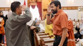 Gubernur Aceh Muzakir Manaf di dampingi istri Marlina Usman menerima kunjungan silaturahmi Kepala Kepolisian Daerah (Kapolda) Aceh Brigjen Marzuki Ali Basyah bersama keluarganya di Meuligoe Gubernur Aceh, Minggu (24/8/2025).