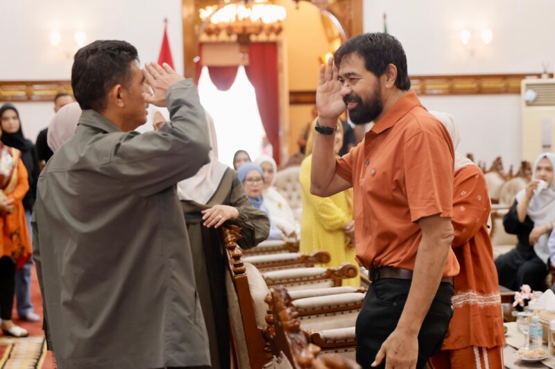 Gubernur Aceh Muzakir Manaf di dampingi istri Marlina Usman menerima kunjungan silaturahmi Kepala Kepolisian Daerah (Kapolda) Aceh Brigjen Marzuki Ali Basyah bersama keluarganya di Meuligoe Gubernur Aceh, Minggu (24/8/2025).