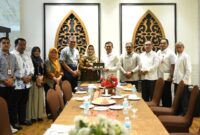Wakil Gubernur Aceh, H. Fadhlullah, S.E., menerima kunjungan Silaturahmi komisioner Komnas HAM RI beserta rombongan di hotel Hermes, Banda Aceh, (29/8/2025)