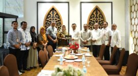 Wakil Gubernur Aceh, H. Fadhlullah, S.E., menerima kunjungan Silaturahmi komisioner Komnas HAM RI beserta rombongan di hotel Hermes, Banda Aceh, (29/8/2025)