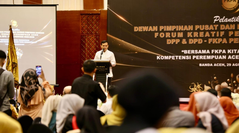 Wakil Gubernur Aceh, Fadhlullah, S.E., memberikan sambutan pada Pelantikan Pengurus DPP Forum Kreatif Perempuan Aceh (DPP-FKPA) di Hermes Palace Hotel, Banda Aceh, Jumat (29/8/2025).