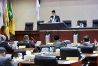 Sekda Aceh, M. Nasir membaca Tanggapan Gubernur Aceh Terhadap Pendapat/Laporan Badan Legislasi DPRA atas Rancangan Qanun Aceh tentang RPJMA tahun 2025-2029, Kamis (21/8/2025). Foto: Humas Aceh