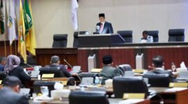 Sekda Aceh, M. Nasir membaca Tanggapan Gubernur Aceh Terhadap Pendapat/Laporan Badan Legislasi DPRA atas Rancangan Qanun Aceh tentang RPJMA tahun 2025-2029, Kamis (21/8/2025). Foto: Humas Aceh