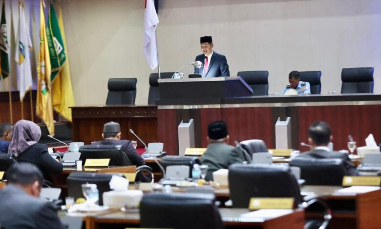 Sekda Aceh, M. Nasir membaca Tanggapan Gubernur Aceh Terhadap Pendapat/Laporan Badan Legislasi DPRA atas Rancangan Qanun Aceh tentang RPJMA tahun 2025-2029, Kamis (21/8/2025). Foto: Humas Aceh
