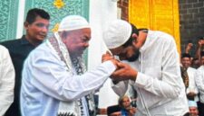 Gubernur Aceh menyalami Imam Besar Masjid Raya Baiturrahman (MRB), Tgk H. Muhammad Ali atau Abu Paya Pasi usai dilakukan pengukuhan di Masjid Raya Baiturrahman Banda Aceh Rabu (13/8/2025
