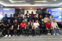 Ketua Asprov PSSI Aceh, Nazir Adam, Sekum, Nazaruddin, Angota Exco, Dirtek dan Panpel, foto bersama dengan manager/perwakilan tim usai Workshop kompetisi Piala Soeratin U-17, 15 dan U-13 _Zona Aceh_ di Rasa Mala, Hotel, Banda Aceh, Kamis (07/08) 2025. (foto/humas pssi aceh)