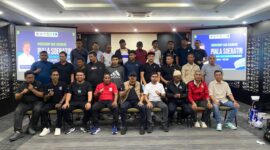 Ketua Asprov PSSI Aceh, Nazir Adam, Sekum, Nazaruddin, Angota Exco, Dirtek dan Panpel, foto bersama dengan manager/perwakilan tim usai Workshop kompetisi Piala Soeratin U-17, 15 dan U-13 _Zona Aceh_ di Rasa Mala, Hotel, Banda Aceh, Kamis (07/08) 2025. (foto/humas pssi aceh)