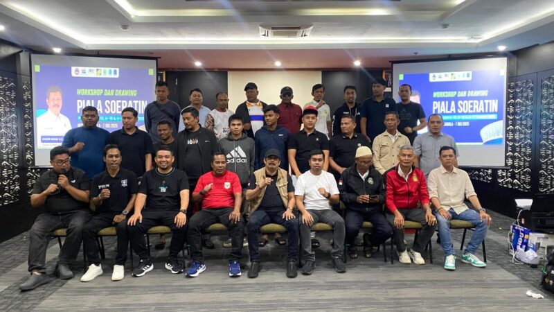 Ketua Asprov PSSI Aceh, Nazir Adam, Sekum, Nazaruddin, Angota Exco, Dirtek dan Panpel, foto bersama dengan manager/perwakilan tim usai Workshop kompetisi Piala Soeratin U-17, 15 dan U-13 _Zona Aceh_ di Rasa Mala, Hotel, Banda Aceh, Kamis (07/08) 2025. (foto/humas pssi aceh)