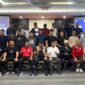 Ketua Asprov PSSI Aceh, Nazir Adam, Sekum, Nazaruddin, Angota Exco, Dirtek dan Panpel, foto bersama dengan manager/perwakilan tim usai Workshop kompetisi Piala Soeratin U-17, 15 dan U-13 _Zona Aceh_ di Rasa Mala, Hotel, Banda Aceh, Kamis (07/08) 2025. (foto/humas pssi aceh)