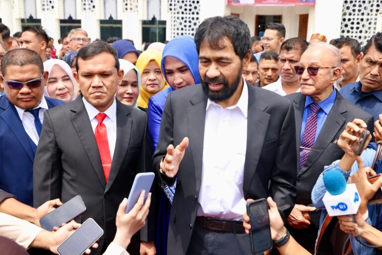 Gubernur Aceh Muzakir Manaf, bersama Wakil Gubernur Aceh, Fadhlullah, S.E.,dan Wali Naggro Aceh Tgk Malik Mahmud Al-Haythar dalam Peringatan 2 Dekade (20 Tahun) Damai Aceh, di BMA, Jumat, 15/8/2025