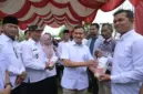 Wakil Gubernur Aceh, Fadhlullah,SE meulanching BUMG penyalur Pupuk Bersubsidi Program Gerak Cepat Pemerintah Aceh di desa Aneuk Gle Kecanatan Indrapuri Aceh Besar, 16/8/2025