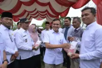 Wakil Gubernur Aceh, Fadhlullah,SE meulanching BUMG penyalur Pupuk Bersubsidi Program Gerak Cepat Pemerintah Aceh di desa Aneuk Gle Kecanatan Indrapuri Aceh Besar, 16/8/2025