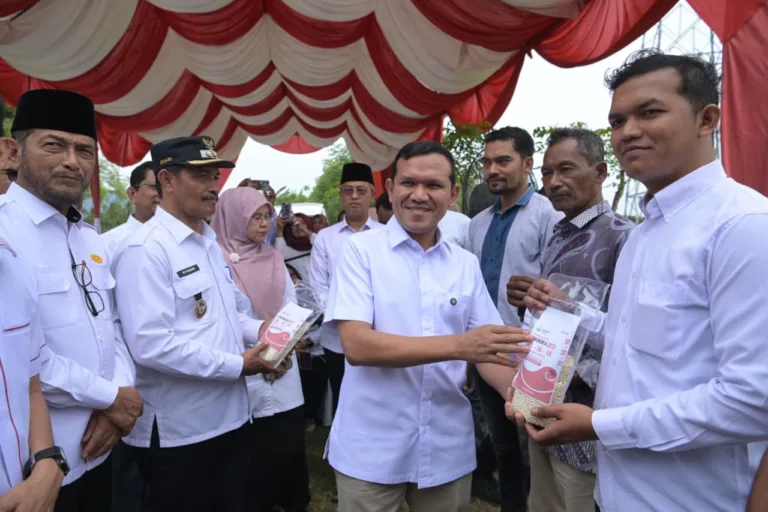 Wakil Gubernur Aceh, Fadhlullah,SE meulanching BUMG penyalur Pupuk Bersubsidi Program Gerak Cepat Pemerintah Aceh di desa Aneuk Gle Kecanatan Indrapuri Aceh Besar, 16/8/2025