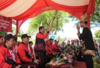 Wakil gubernur Aceh, Fadhlullah bersama Forkopimda dan Ketua TP PKK Aceh Marlina menyambut kedatangan Pawai budaya dalam rangka peringatan HUT RI Ke 80 di depan pendopo Gubernur Aceh Banda Aceh Senin, (18/8/2025).