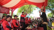 Wakil gubernur Aceh, Fadhlullah bersama Forkopimda dan Ketua TP PKK Aceh Marlina menyambut kedatangan Pawai budaya dalam rangka peringatan HUT RI Ke 80 di depan pendopo Gubernur Aceh Banda Aceh Senin, (18/8/2025).