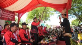 Wakil gubernur Aceh, Fadhlullah bersama Forkopimda dan Ketua TP PKK Aceh Marlina menyambut kedatangan Pawai budaya dalam rangka peringatan HUT RI Ke 80 di depan pendopo Gubernur Aceh Banda Aceh Senin, (18/8/2025).