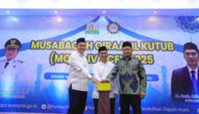 Gubernur Aceh yang diwakili oleh Plt, Asisten Pemerintahan Keistimewaan Aceh Drs.Syakir bersama Kadis Pendidikan Dayah Aceh Dr Munawar A.Jalil Buka Musabaqah Qiraatil Kutub (MQK) Tingkat Kab/Kota. Selasa (19/8/2025). Foto: Ist
