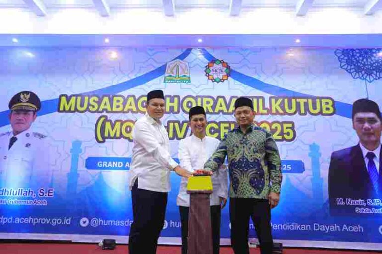 Gubernur Aceh yang diwakili oleh Plt, Asisten Pemerintahan Keistimewaan Aceh Drs.Syakir bersama Kadis Pendidikan Dayah Aceh Dr Munawar A.Jalil Buka Musabaqah Qiraatil Kutub (MQK) Tingkat Kab/Kota. Selasa (19/8/2025). Foto: Ist