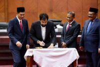 Gubernur Aceh Muzakir Manaf, dan Ketua DPRA Zulfadli, menandatangani Berita Acara Persetujuan Bersama terhadap Rancangan Qanun Aceh tentang RPJMA Tahun 2025-2029 dalam Rapat Paripurna di Gedung Utama DPRA, Kamis (21/8/2025)