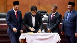 Gubernur Aceh Muzakir Manaf, dan Ketua DPRA Zulfadli, menandatangani Berita Acara Persetujuan Bersama terhadap Rancangan Qanun Aceh tentang RPJMA Tahun 2025-2029 dalam Rapat Paripurna di Gedung Utama DPRA, Kamis (21/8/2025)