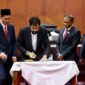 Gubernur Aceh Muzakir Manaf, dan Ketua DPRA Zulfadli, menandatangani Berita Acara Persetujuan Bersama terhadap Rancangan Qanun Aceh tentang RPJMA Tahun 2025-2029 dalam Rapat Paripurna di Gedung Utama DPRA, Kamis (21/8/2025)