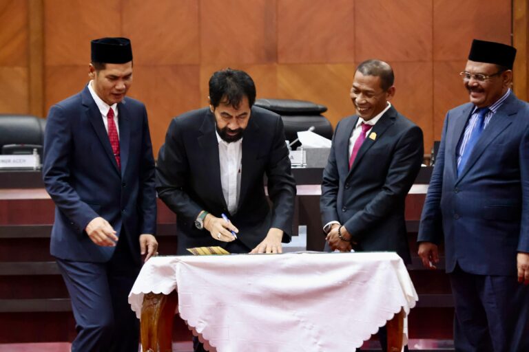 Gubernur Aceh Muzakir Manaf, dan Ketua DPRA Zulfadli, menandatangani Berita Acara Persetujuan Bersama terhadap Rancangan Qanun Aceh tentang RPJMA Tahun 2025-2029 dalam Rapat Paripurna di Gedung Utama DPRA, Kamis (21/8/2025)
