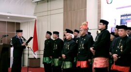 Wali Nanggroe Aceh Paduka Yang Mulia Tgk. Malik Mahmud Al Haythar, secara resmi mengukuhkan kepengurusan Majelis Adat Aceh (MAA) Pengganti Antar Waktu (PAW) periode 2021–2026 (Foto:Dok Ist)