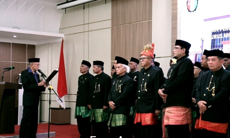 Wali Nanggroe Aceh Paduka Yang Mulia Tgk. Malik Mahmud Al Haythar, secara resmi mengukuhkan kepengurusan Majelis Adat Aceh (MAA) Pengganti Antar Waktu (PAW) periode 2021–2026 (Foto:Dok Ist)