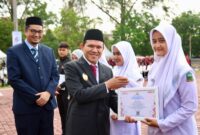 Wakil Gubernur Aceh, Fadhlullah, S.E., menyerahkan piagam penghargaan kepada siswa berprestasi tingkat nasional pada peringatan Hari Pendidikan Daerah (Hardikda) 2025 di halaman Kantor Gubernur Aceh, Selasa, (2/9/2025)