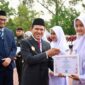 Wakil Gubernur Aceh, Fadhlullah, S.E., menyerahkan piagam penghargaan kepada siswa berprestasi tingkat nasional pada peringatan Hari Pendidikan Daerah (Hardikda) 2025 di halaman Kantor Gubernur Aceh, Selasa, (2/9/2025)