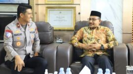 Anggota DPD RI asal Aceh, H. Sudirman memberikan apresiasi kepada Kapolda Aceh Brigjen Pol Marzuki Ali Basyah dan jajarannya atas keberhasilannya mengendalikan situasi saat aksi unjuk rasa beberapa waktu lalu, Rabu (3/9/2025) di Mapolda Aceh