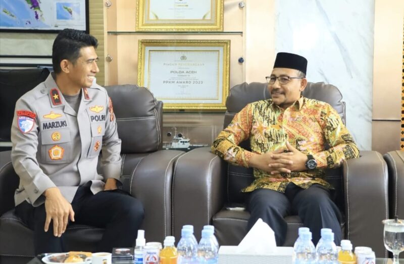 Anggota DPD RI asal Aceh, H. Sudirman memberikan apresiasi kepada Kapolda Aceh Brigjen Pol Marzuki Ali Basyah dan jajarannya atas keberhasilannya mengendalikan situasi saat aksi unjuk rasa beberapa waktu lalu, Rabu (3/9/2025) di Mapolda Aceh
