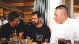 Kapolda Aceh Brigjen Pol Marzuki Ali Basyah bertemu dengan Gubernur Aceh, H. Muzakir Manaf atau yang akrab disapa Mualem Jumat (5/9/2025) di salah satu warung kopi di Banda Aceh. Foto: Humas Aceh