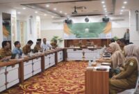 Wakil Gubernur Aceh, H.Fadlullah, SE Mengikuti rapat Inflasi dengan Menteri Dalam Negeri Tito Karnavian secara Zoom di ruang rapat potensi daerah Setda Aceh, Banda Aceh, Senin (8/9/2025