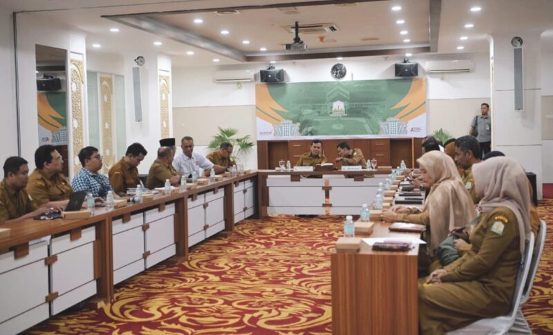 Wakil Gubernur Aceh, H.Fadlullah, SE Mengikuti rapat Inflasi dengan Menteri Dalam Negeri Tito Karnavian secara Zoom di ruang rapat potensi daerah Setda Aceh, Banda Aceh, Senin (8/9/2025