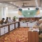 Wakil Gubernur Aceh, H.Fadlullah, SE Mengikuti rapat Inflasi dengan Menteri Dalam Negeri Tito Karnavian secara Zoom di ruang rapat potensi daerah Setda Aceh, Banda Aceh, Senin (8/9/2025